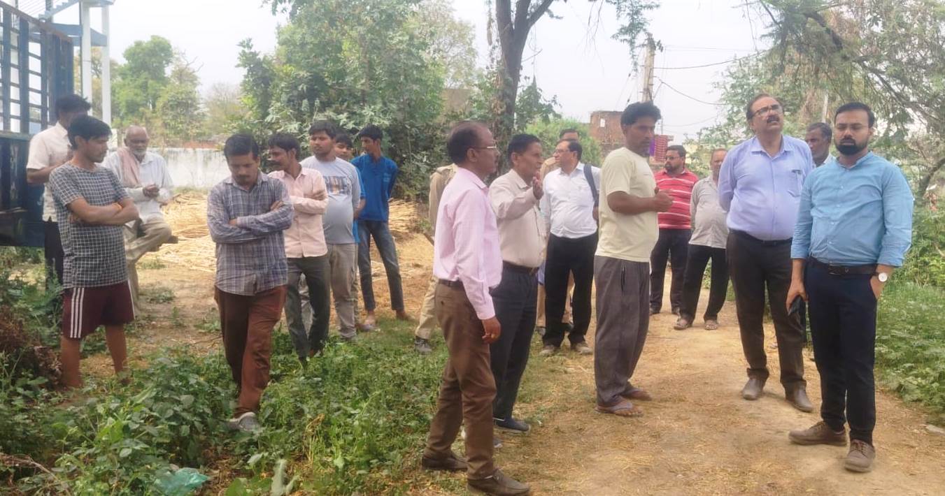 हसायन : गांव नगला मया में चकरोड की समस्या का समाधान करने पहुंचे तहसीलदार