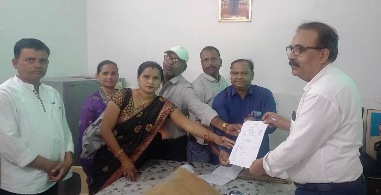 हसायन : मानदेय की मांग को लेकर विकासखंड कार्यालय में प्रदर्शन, बकाया ईपीएफ और वेतन न मिलने से नाराज रोजगार सेवकों ने बीडीओ को घेरा