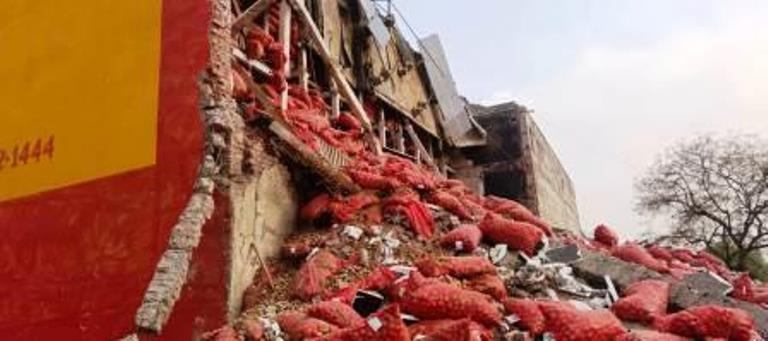 सासनी में कोल्ड स्टोरेज की दीवार गिरी, करीब 8 हजार आलू के कट्टे मलबे में दबे