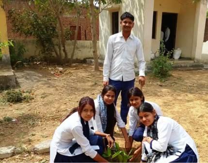 सादाबाद : सफाई कर छात्र छात्राओं ने लगाए पौधे, राजकीय महाविद्यालय कुरसंडा में राष्ट्रीय सेवा योजना शिविर का दूसरा दिन
