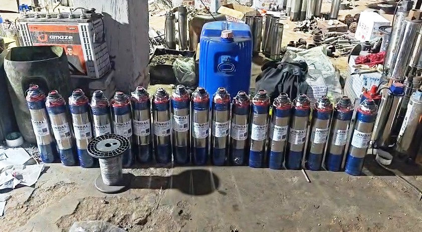 हाथरस में समरसेबिल बनाने वाली फैक्ट्री पर पुलिस का छापा, ब्रांडेड कंपनियों के स्टीकर लगाकर बनाते थे ‘नकली’ समरसेबिल, कासगंज के व्यापारी से 20 लाख ठगे, शिकायत के बाद पहुंची पुलिस