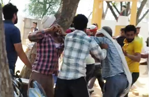 गैस सिलेंडर की लाइन में हुआ बवाल, गैस के गोदाम पर जमकर चले लात-घूंसे, बीच बचाव करने आए गैस वितरक को भी पीटा