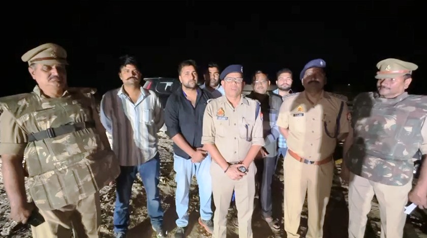 पुलिस मुठभेड़ के बाद लुटेरों ने किया सरेंडर, दो के पैर में लगी गोली, 50 हजार बरामद