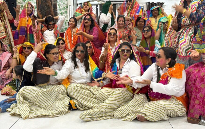 हाथरस में अग्रवाल नारी जागृति मंच ने धूमधाम से मनाया होली मिलन समारोह