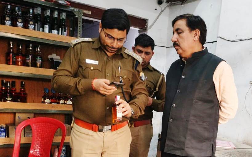 होली को लेकर हाथरस प्रशासन अलर्ट, आबकारी विभाग ने शराब की दुकानों का औचक निरीक्षण किया