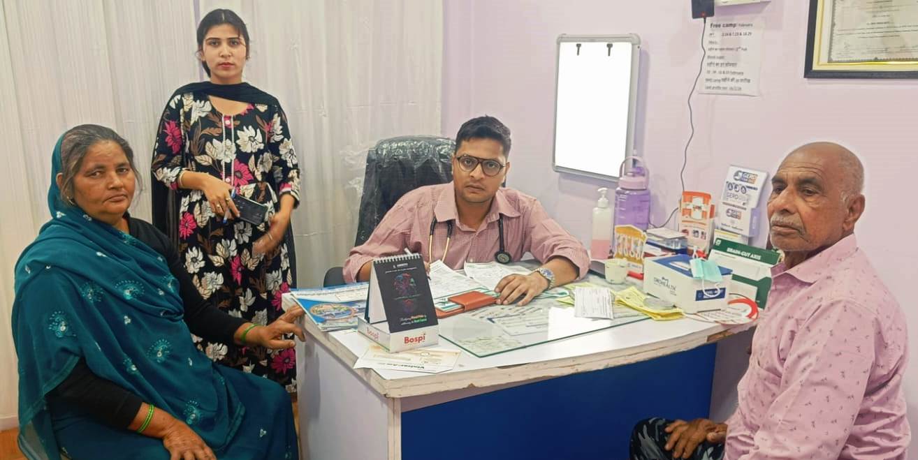 सरस्वती वीणा हॉस्पिटल में मेगा स्वास्थ्य शिविर का हुआ आयोजन, दर्जनों मरीजों को मिला निशुल्क परामर्श