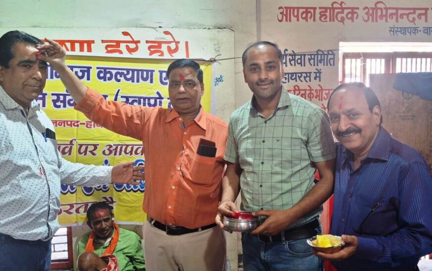 हाथरस में SWAPO ने वृद्धजनों के साथ मनाई अपनों वाली होली