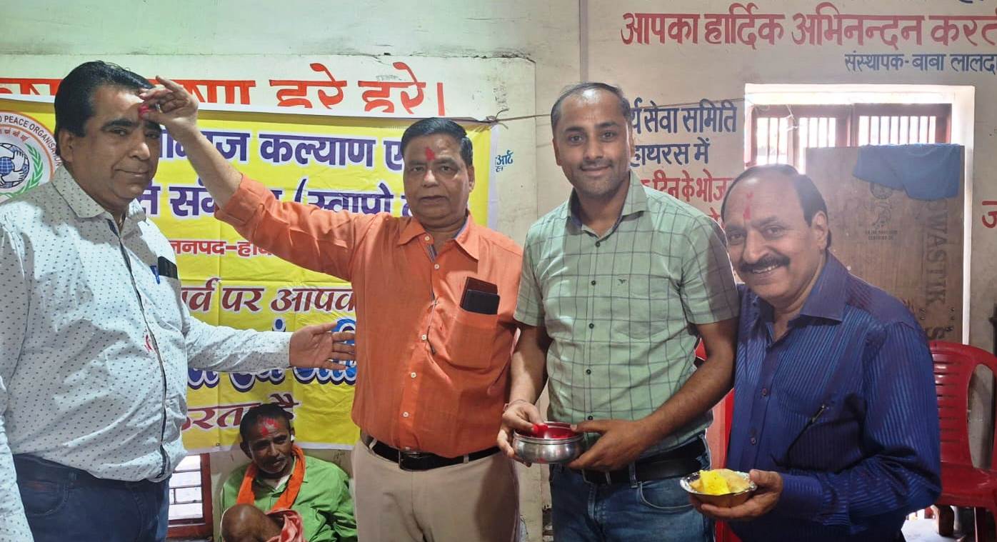 हाथरस में SWAPO ने वृद्धजनों के साथ मनाई अपनों वाली होली