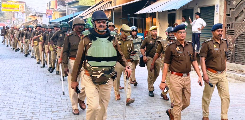 होली और रमजान को लेकर प्रशासन अलर्ट, अपर पुलिस अधीक्षक ने सिकन्दराराऊ के बाजारों में किया पैदल गश्त