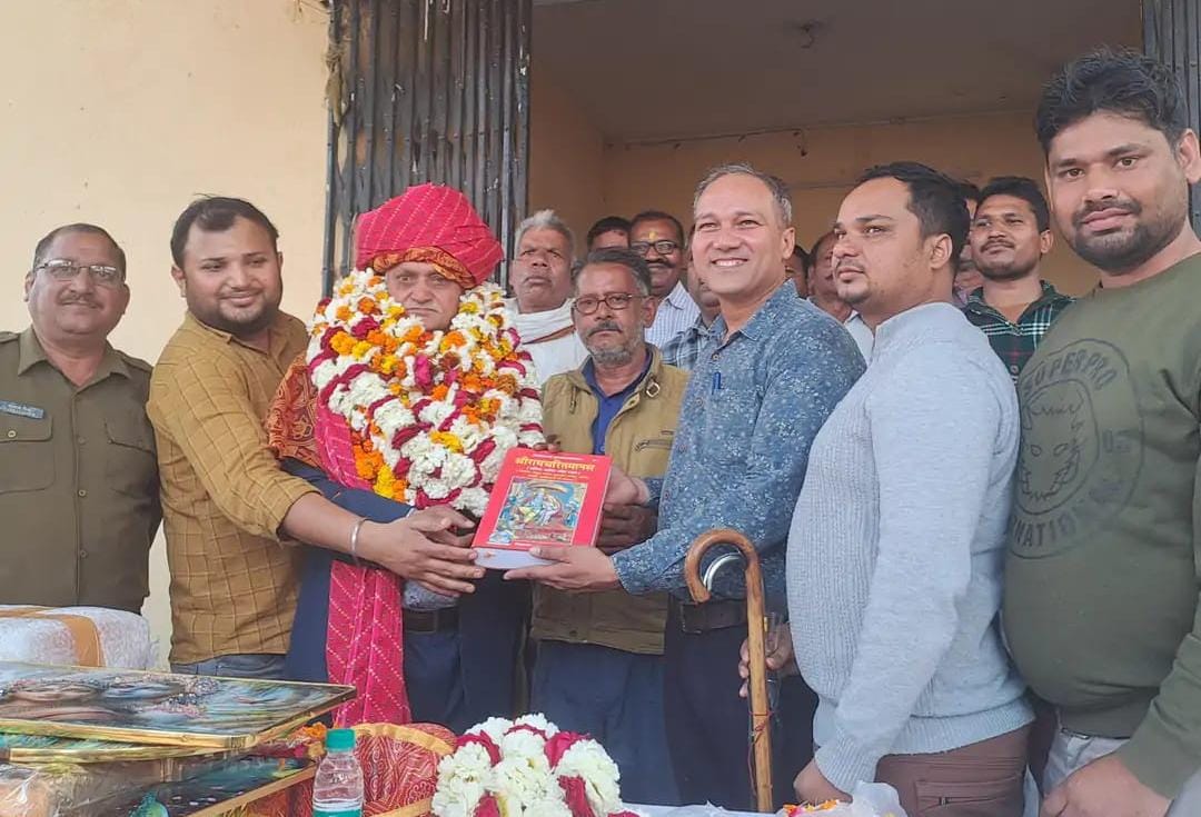 सादाबाद : कृषि उत्पादन मंडी समिति से 39 साल की सेवा के बाद सेवानिवृत होने पर हुआ स्वागत