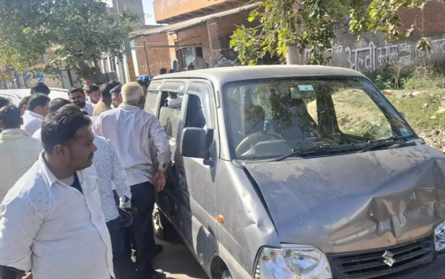 तीन वाहनों की टक्कर से विद्युत पोल धराशाई, सहपऊ में वैगनआर की टक्कर से ट्रैक्टर-ट्राली से टकराई ईको कार