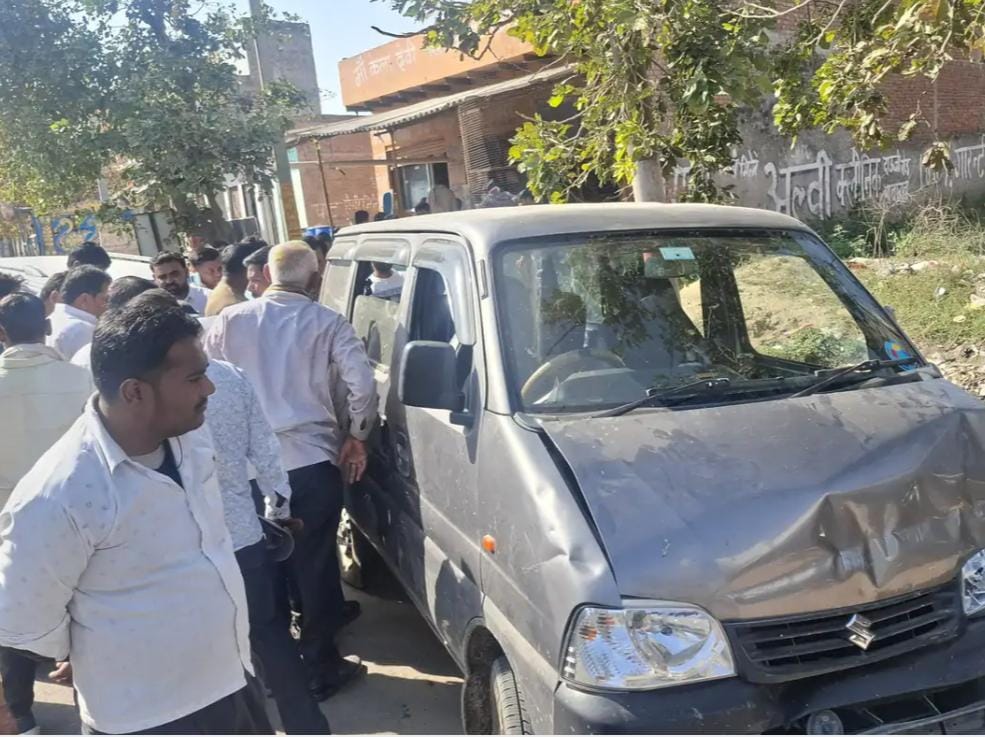 तीन वाहनों की टक्कर से विद्युत पोल धराशाई, सहपऊ में वैगनआर की टक्कर से ट्रैक्टर-ट्राली से टकराई ईको कार