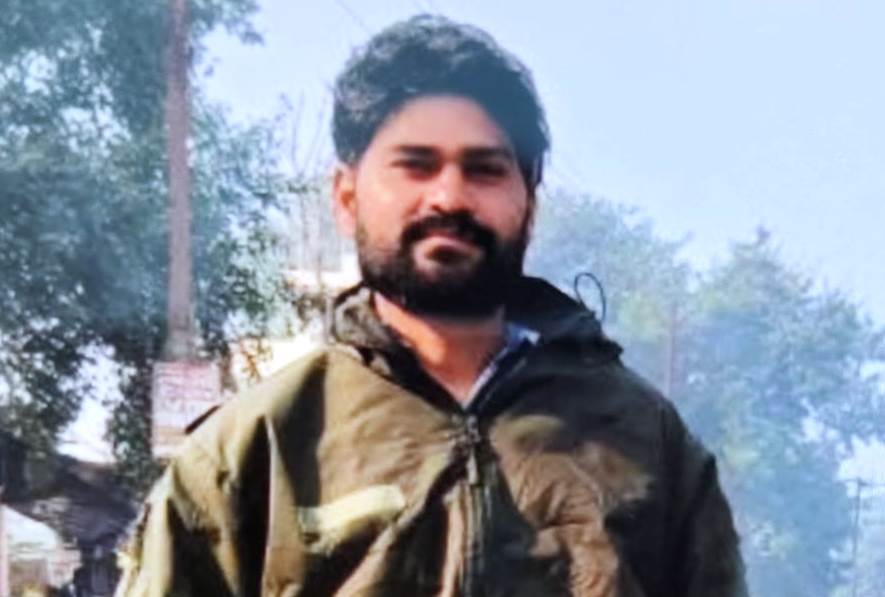 मैक्स की टक्कर से संविदा कर्मी की मौत, पोस्टमार्टम हाउस पर पुलिस से भिड़े परिजन, लापरवाही का आरोप लगाया