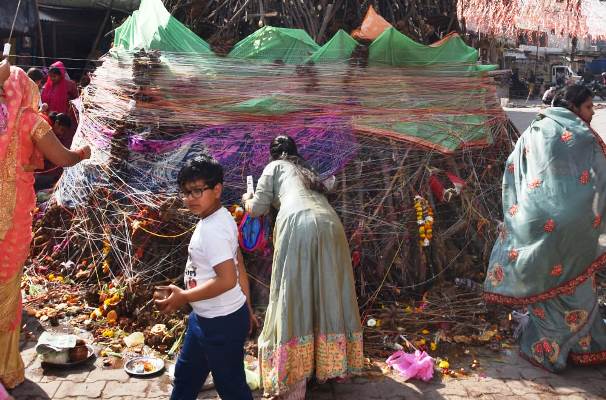 महिलाओं ने विधि-विधान से की होलिका माता की पूजा, कल सुबह 05:20 पर होगा होलिका दहन