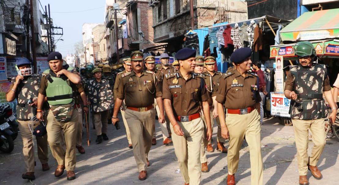 हाथरस में होली और रमजान पर सुरक्षा सख्त, DIG और SP ने पुलिस फ़ोर्स के साथ सड़कों पर उतरकर लिया जायजा, अफवाह फैलाने वालों और हुड़दंगियों पर रहेगी पैनी नजर, ड्रोन से होगी निगरानी