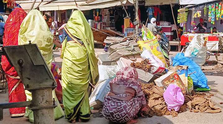 सादाबाद : कस्बे में जगह-जगह हुआ होलिका पूजन, प्रमुख चौराहों में रखी गई हैं विशाल होली, खरीदारी को बाजार में उमड़ी भीड़
