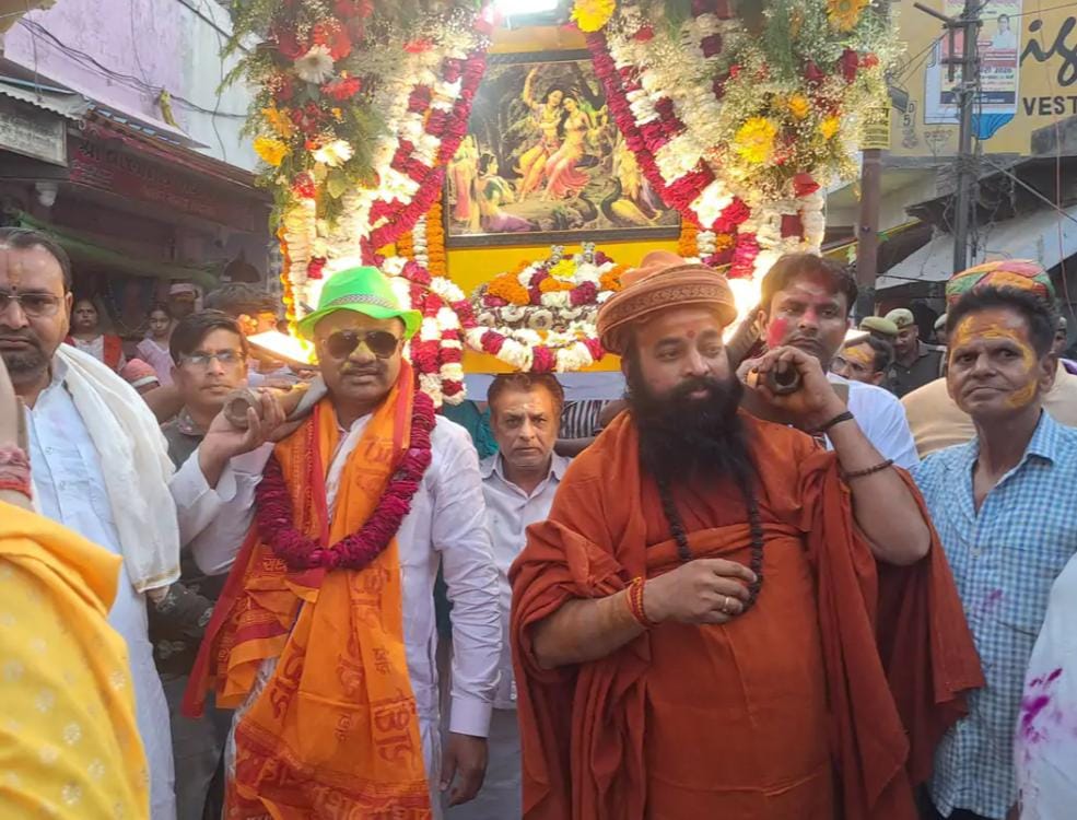 पालकी यात्रा में भक्ति के साथ बरसा रंग-गुलाल, सादाबाद के के मुरली मनोहर मंदिर से निकाली गई भव्य पालकी यात्रा