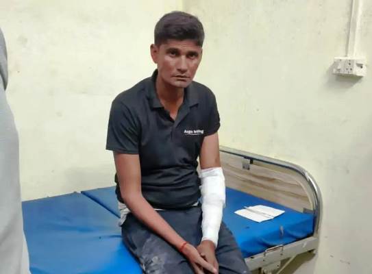 होलिका दहन के दौरान धधकती आग में गिरे दो युवक, ग्रामीणों ने जान पर खेलकर दोनों को आग से निकाला बाहर, मची अफरा-तफरी