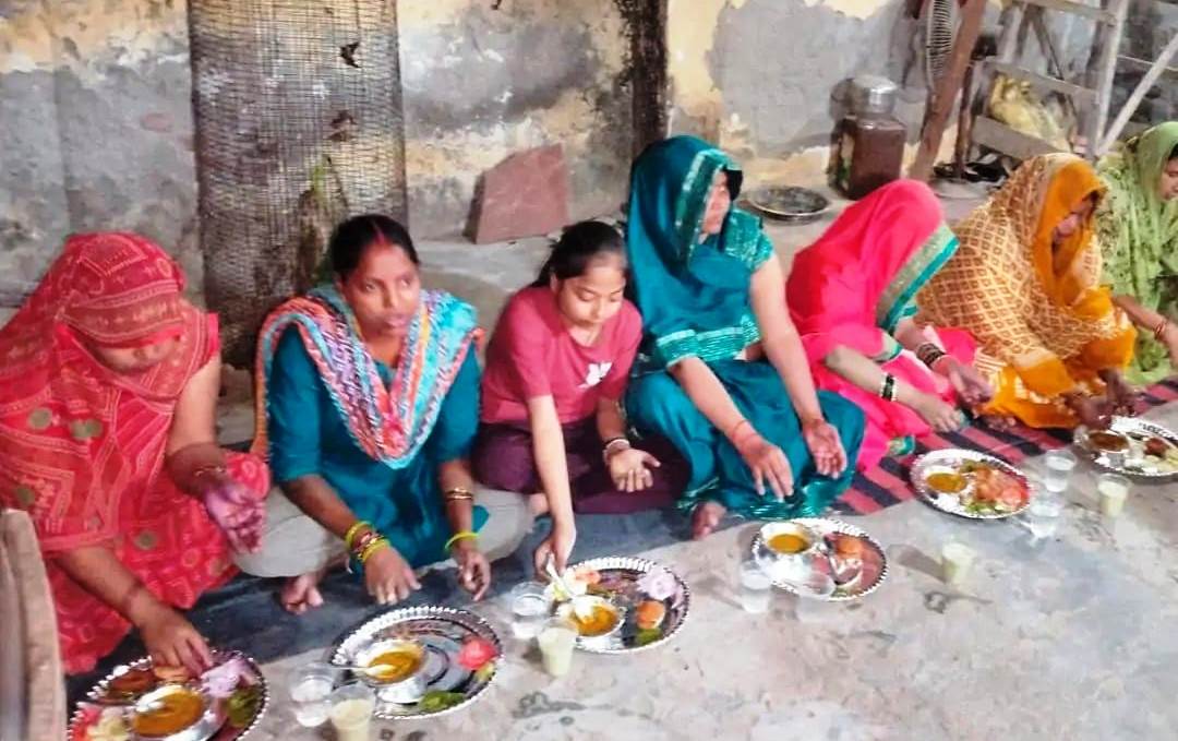 सादाबाद : मोहल्ला राजनगर में शिव मंदिर पर दाल-बाटी भोज का हुआ आयोजन