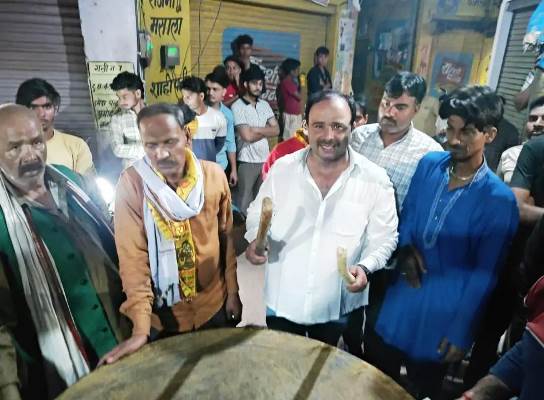 धहनावर में ढोल पर जमकर झूमे हुरियारे, बिसावर में अंग्रेजों के जमाने से चली आ रही है धहनावर की परम्परा