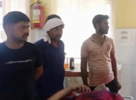 सादाबाद : मैक्स की टक्कर से बाइक सवार का पैर टूटा, मुरसान रोड पर हुई घटना