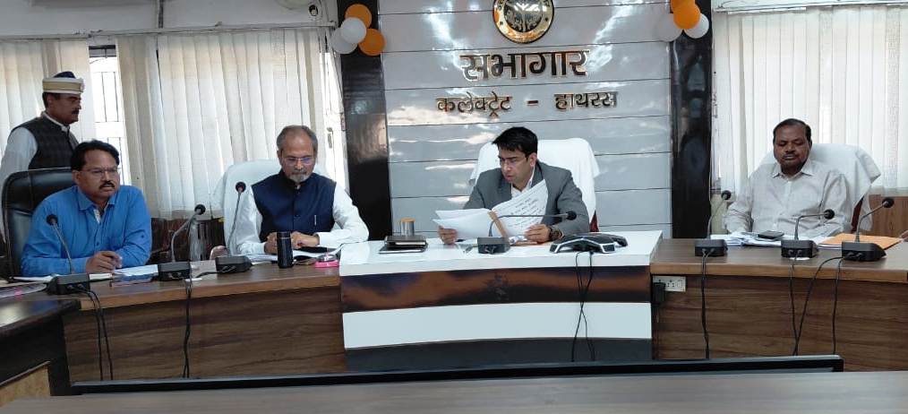 डीएम ने परखी विकास योजनाओं की रफ्तार, लापरवाही पर दी सख्त चेतावनी, सात मार्च को होने वाली ‘दिशा’ की बैठक की तैयारियों को लेकर हुई विभागीय समीक्षा