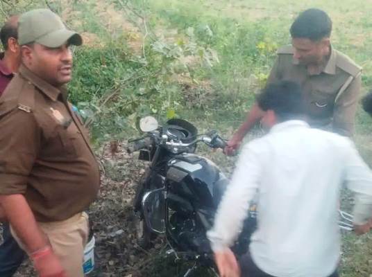 सड़क दुर्घटना में बाइक सवार दंपत्ति एवं बच्चा घायल, मथुरा रोड पर अज्ञात वाहन ने पीछे से मारी टक्कर