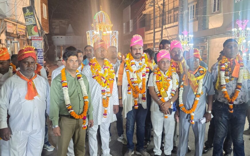 हाथरस में धूमधाम से निकली चेतेश्वर महादेव की रथयात्रा, आकर्षक झांकियों और कलाकारों ने बांधा समां, जगह-जगह हुआ स्वागत