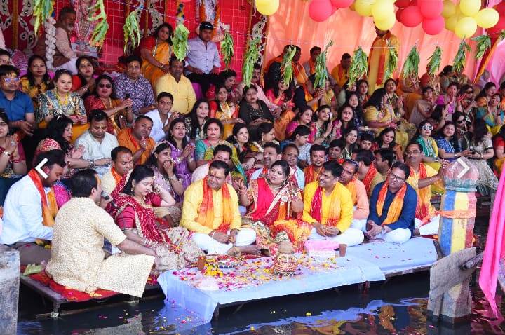जेसीआई हाथरस ग्रेटर ने मथुरा में यमुना मैया को चढ़ाई चुनरी, भजनों और फूलों की होली से सराबोर हुए भक्त