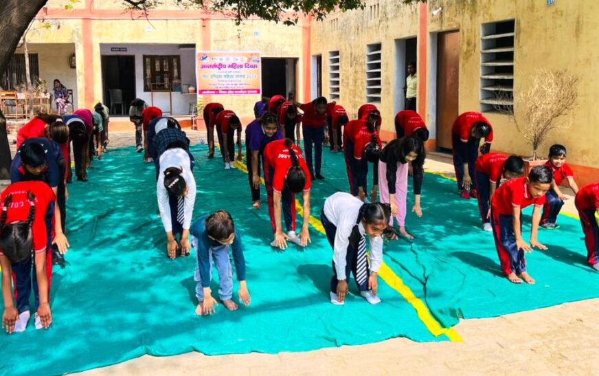 हाथरस में ‘फिट इंडिया महिला सप्ताह’ का आयोजन, युवतियों ने सीखा आत्मरक्षा का हुनर