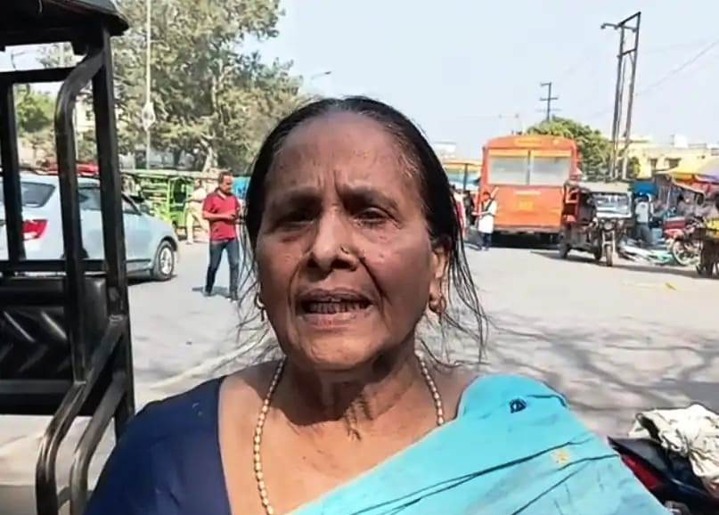 हाथरस में तालाब चौराहे पर बुजुर्ग महिला से ठगी, टेम्पो में मदद का झांसा देकर 17 हजार नकद और मोबाइल उड़ा ले गईं दो युवतियां