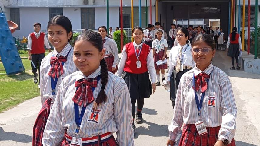 हाथरस में सीबीएसई बोर्ड के छात्रों ने सामाजिक विज्ञान और योगा की परीक्षा दी, केंद्रों पर रही कड़ी सुरक्षा