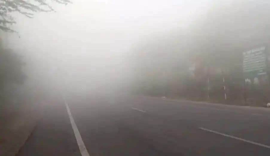 सादाबाद : अचानक कोहरा देख हैरान हुए लोग, शनिवार सुबह मौसम में दिखी नमी और काफी देर छाया रहा कोहरा