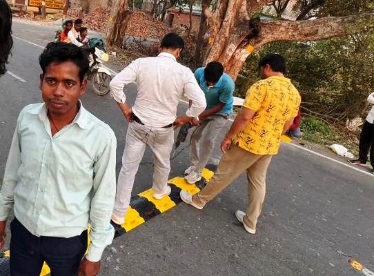 सादाबाद : एदलपुर बरी चौराहे पर लगे स्पीड ब्रेकर, हाल ही में ट्रक की टक्कर से हो गई थी किशोर की मौत