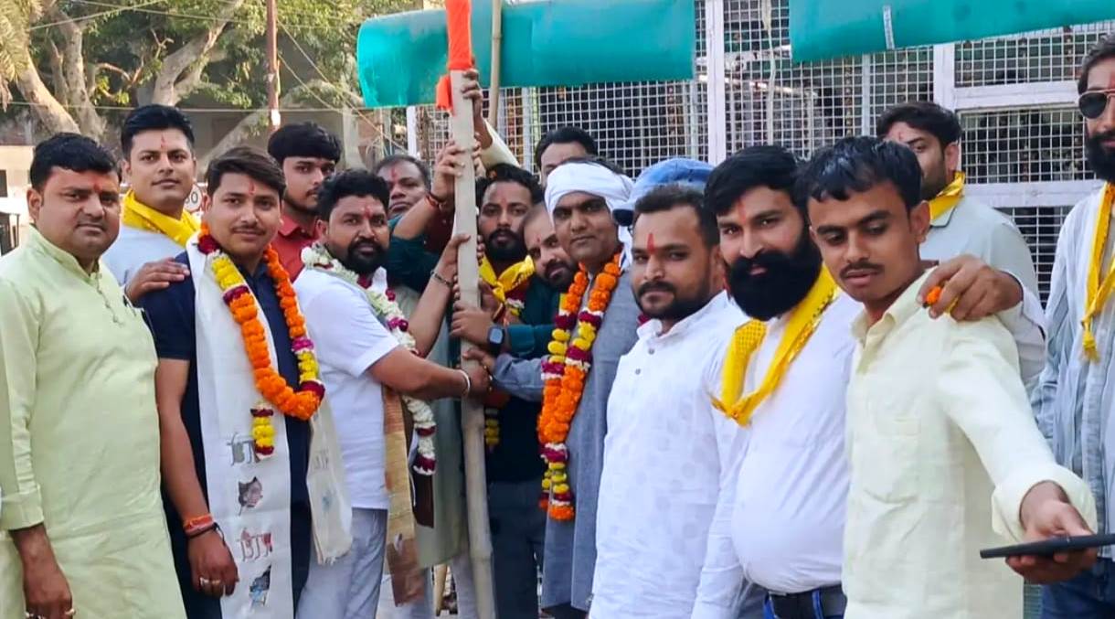 सासनी में 19 मार्च को निकलने वाली श्रीराम शोभायात्रा का ध्वज पूजन हुआ