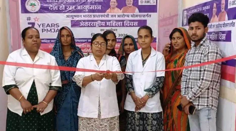 सादाबाद : स्वास्थ्य केंद्रों पर मनाया गया अंतर्राष्ट्रीय महिला दिवस, सीएचसी सहित नौ केंद्रों पर हुआ आयोजन, महिला कर्मियों ने काटा केक