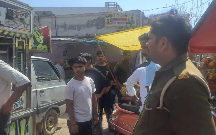 सादाबाद : ठेला लगाने को लेकर भिड़े आइसक्रीम और फल विक्रेता, विनोबा नगर चौराहे का मामला, मौके पर पहुंची पुलिस ने दोनों को दी कड़ी हिदायत