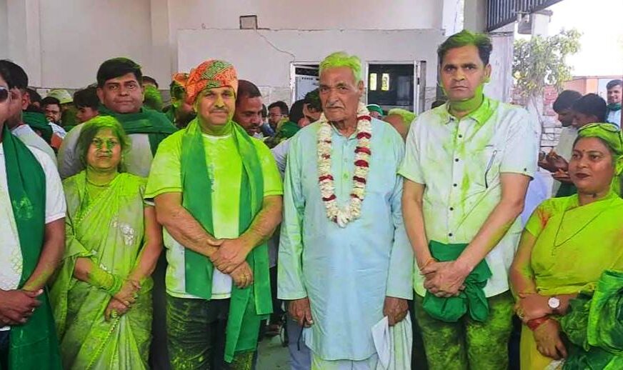 सादाबाद : किसान यूनियन ने खेली होली, एक-दूसरे को गुलाल लगाकर दी गई शुभकामनाएं