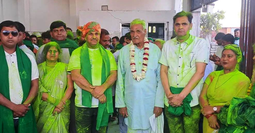 सादाबाद : किसान यूनियन ने खेली होली, एक-दूसरे को गुलाल लगाकर दी गई शुभकामनाएं