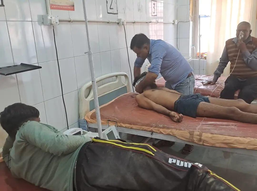 सादाबाद : दो बाईकों की भिड़ंत में पांच घायल, मथुरा रोड पर आमने-सामने से भिड़ी बाईकें, एक की हालत गंभीर