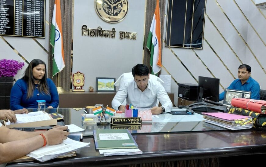 हाथरस में महिला दिवस पर डीएम ने पेश की अनूठी मिसाल, छात्रा कनिका को बनाया ‘एक दिन का जिलाधिकारी’