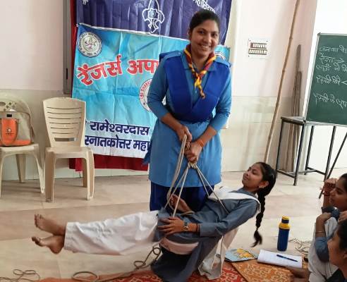 आरडी कॉलेज में निपुण शिविर के दूसरे दिन छात्राओं ने सीखा प्राथमिक उपचार और टेंट लगाना