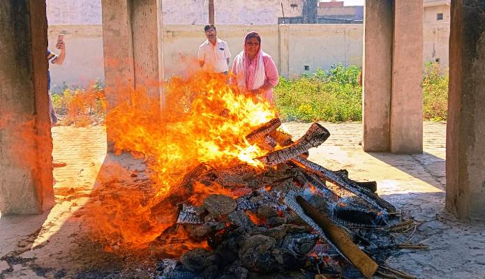 रूढ़ियों को तोड़ मिसाल बनी बहू, रजनी ने निभाया अंतिम धर्म, पुत्र व पौत्रों के होते हुए भी किया सास का दाह संस्कार