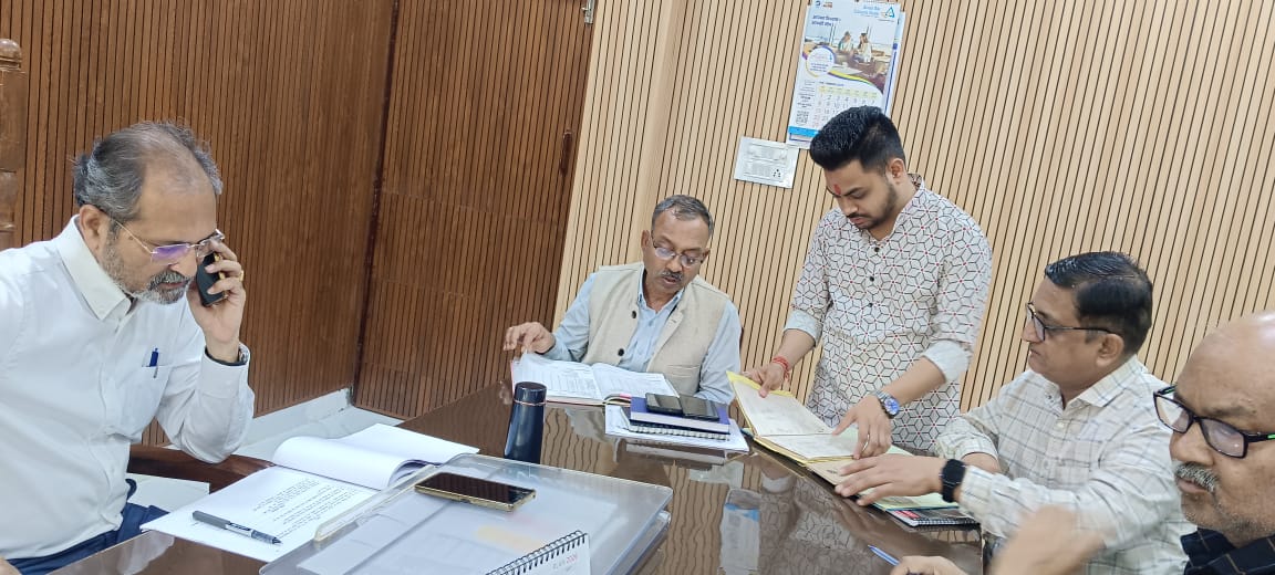 हाथरस में सीडीओ के औचक निरीक्षण से मचा हड़कंप, फाइलों में अनियमितता मिलने पर कर्मियों का वेतन रोका