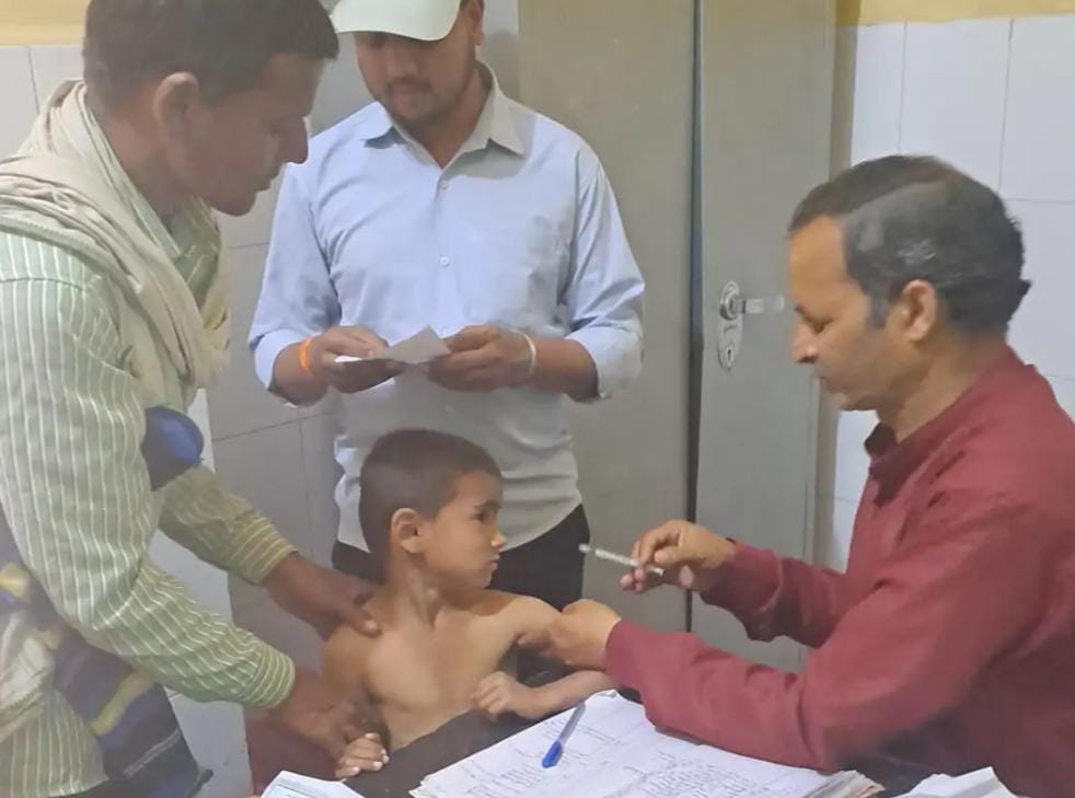 सादाबाद : बंदर-कुत्तों का शिकार हुए दर्जनों लोग, सीएचसी में 100 से ज्यादा लोगों को लगाए एंटी रेबीज टीके