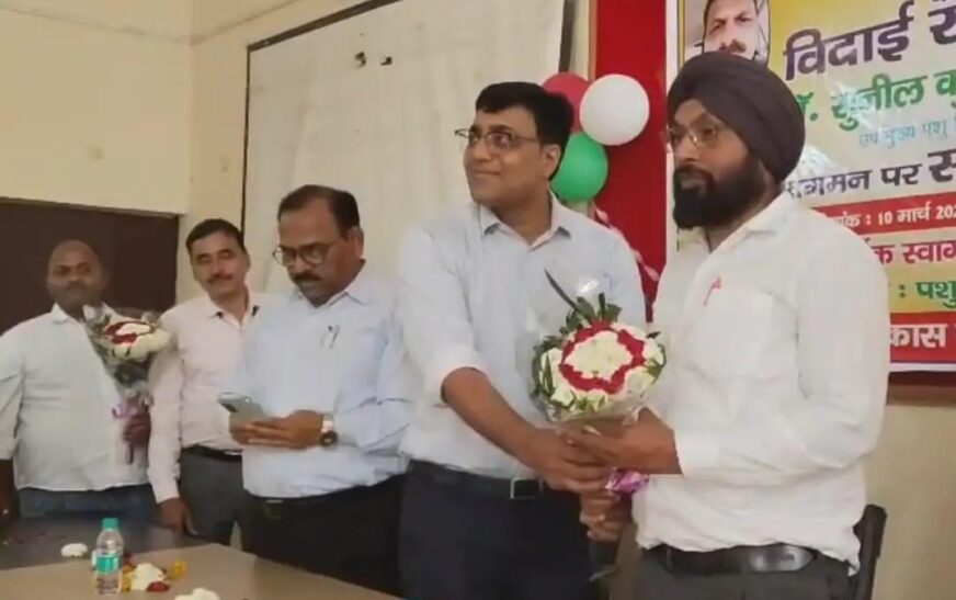 सादाबाद : ट्रांसफर होने पर पशु चिकित्साधिकारी को दी गई विदाई, नवागत अधिकारी का हुआ स्वागत