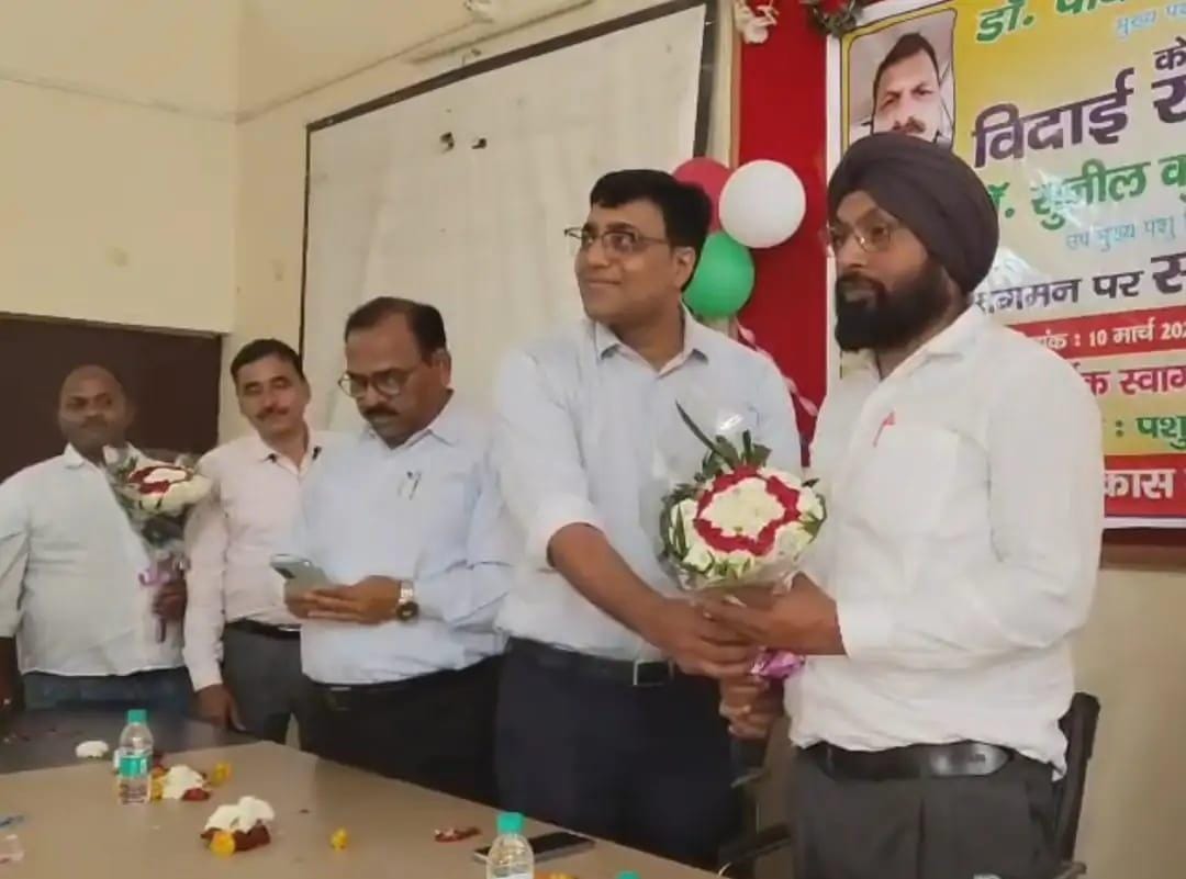 सादाबाद : ट्रांसफर होने पर पशु चिकित्साधिकारी को दी गई विदाई, नवागत अधिकारी का हुआ स्वागत