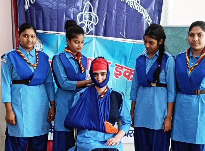 आरडी कॉलेज में छात्राओं को स्ट्रेचर निर्माण सहित कई गतिविधियों का प्रशिक्षण दिया