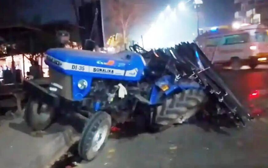 सादाबाद : असंतुलित होकर नाले पर चढ़ा ट्रैक्टर, स्कॉर्पियो कार को बचाने के प्रयास में हुई घटना, चालक सुरक्षित