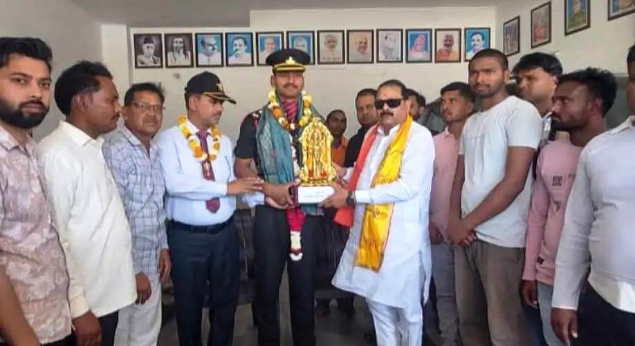बिसाना के धीरज बघेल का भारतीय सेना में लेफ्टिनेंट के पद पर हुआ चयन, विधायक ने किया सम्मान